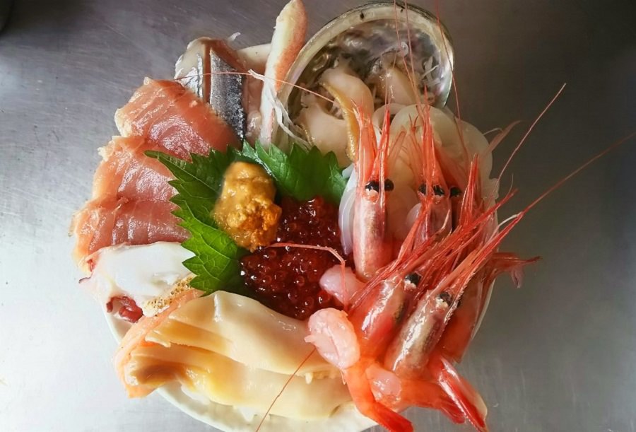 ネタが日替わりの「マルトマ丼」はこのボリュームで1300円〜