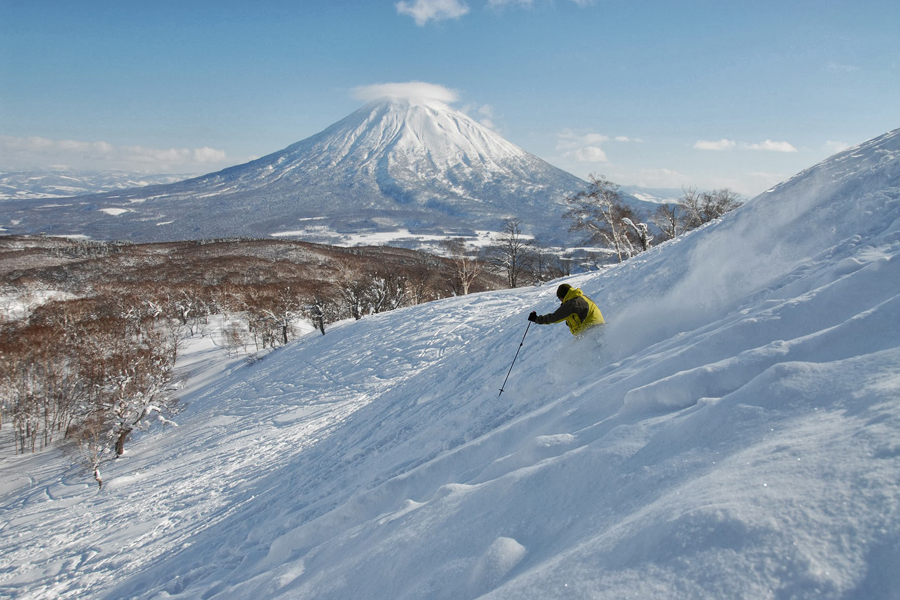 羊蹄山とスキー場