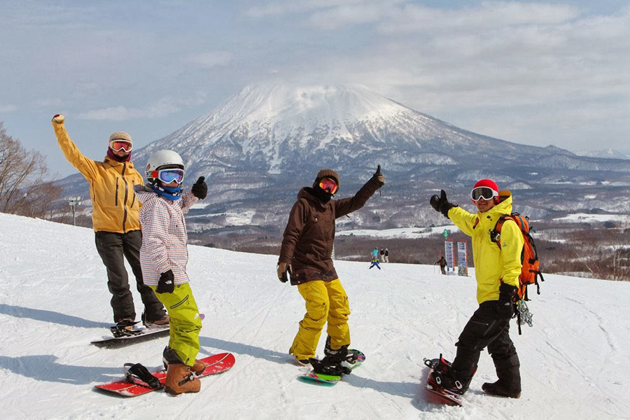 スノーボーダーと羊蹄山