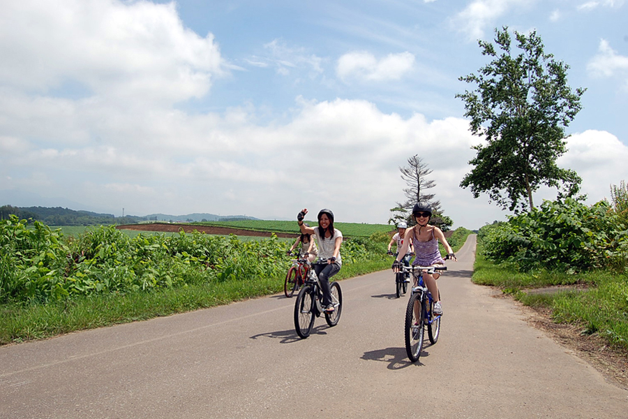 サイクリングする女性