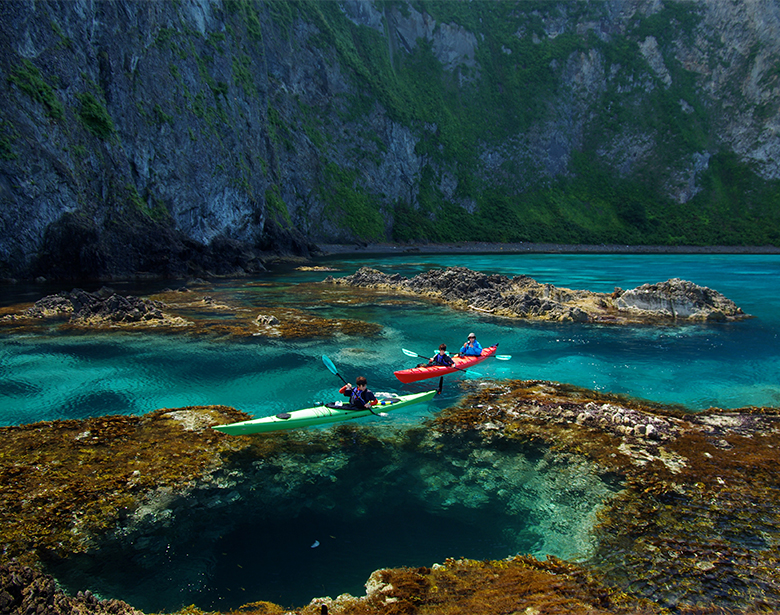 青い海でカヤック
