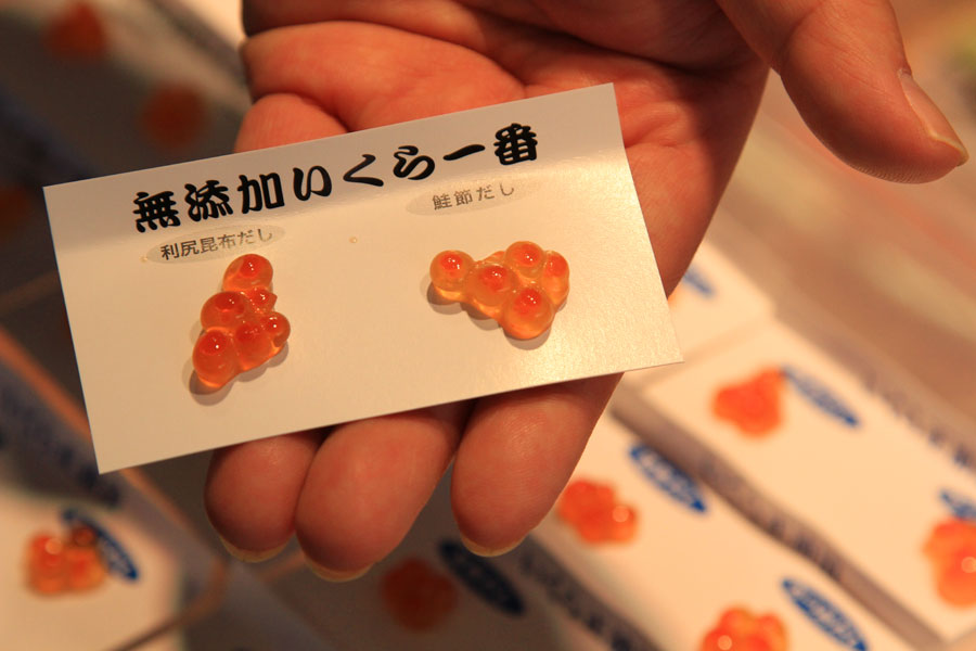 毎年9月から始まる秋サケの時期には各店こだわりのイクラが並ぶ