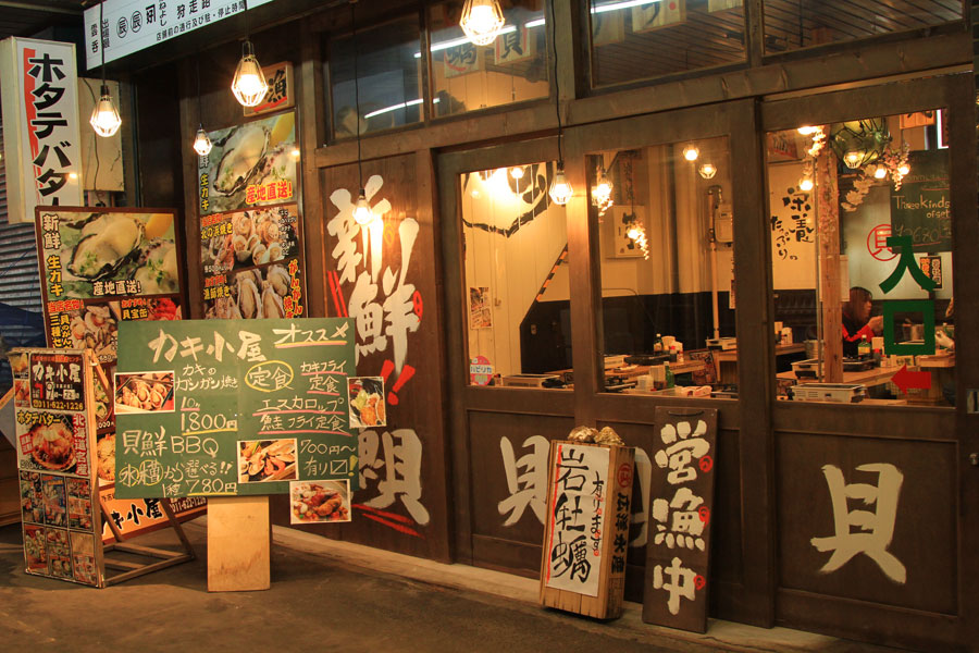 浜焼き・ガンガン焼きといった漁師グルメを味わえる「カキ小屋」