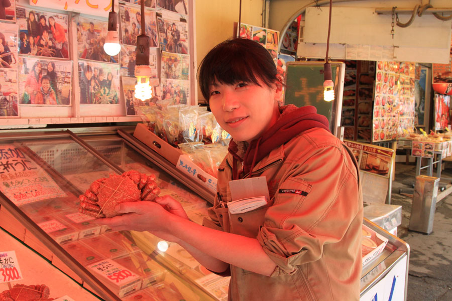 市場では女性スタッフたちも大活躍