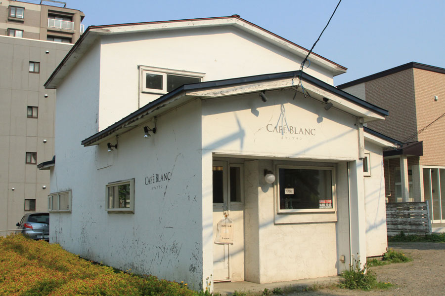 民家を改装した「カフェ ブラン」。店内外は“真っ白”な空間だ