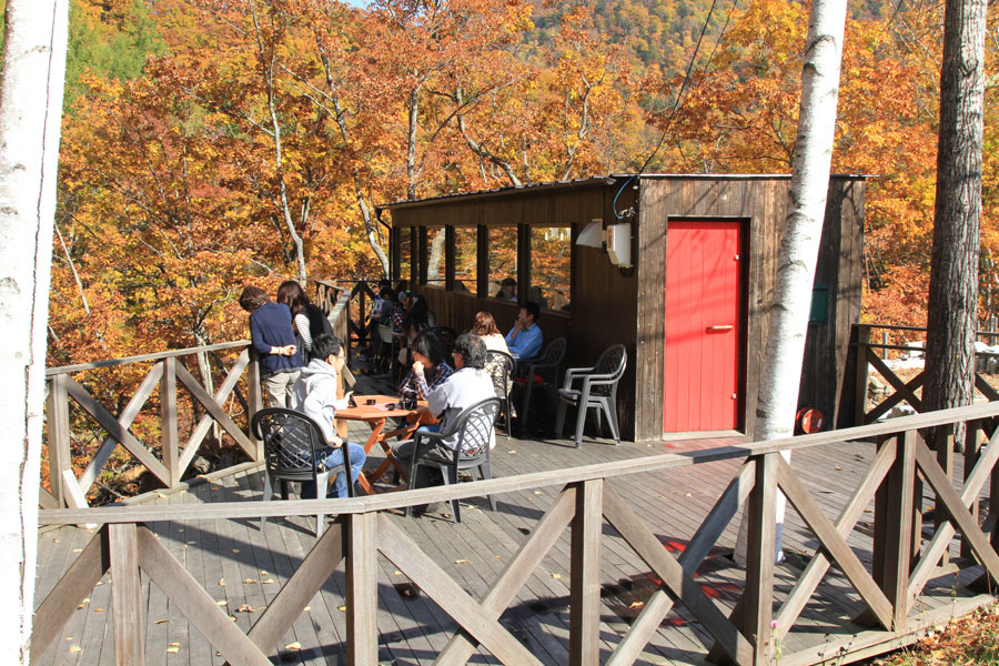 “絶景カフェ”として人気、札幌・定山渓の「カフェ崖の上」