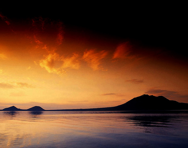 朝の太陽に照らされた支笏湖