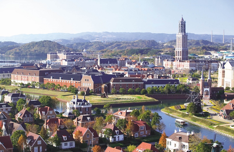 統一感のある建物が自然と調和している