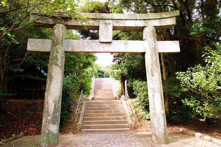 陸続きの砂州から島へ入って、ほど近い場所にある「志賀海神社」