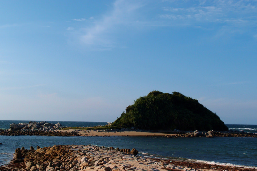 沖津宮には、志賀海神社が祭る三神の一人、表津綿津見神を祀る