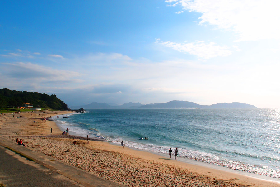 下馬ヶ浜の「休暇村海水浴場」。夏には海水浴客でにぎわう砂浜