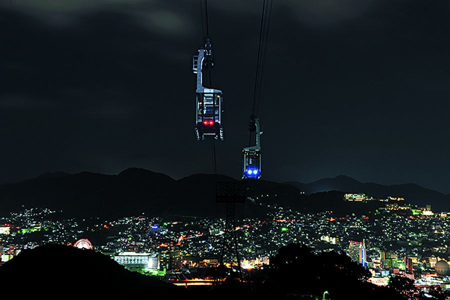 まちの明かりを見下ろしながら進むゴンドラ