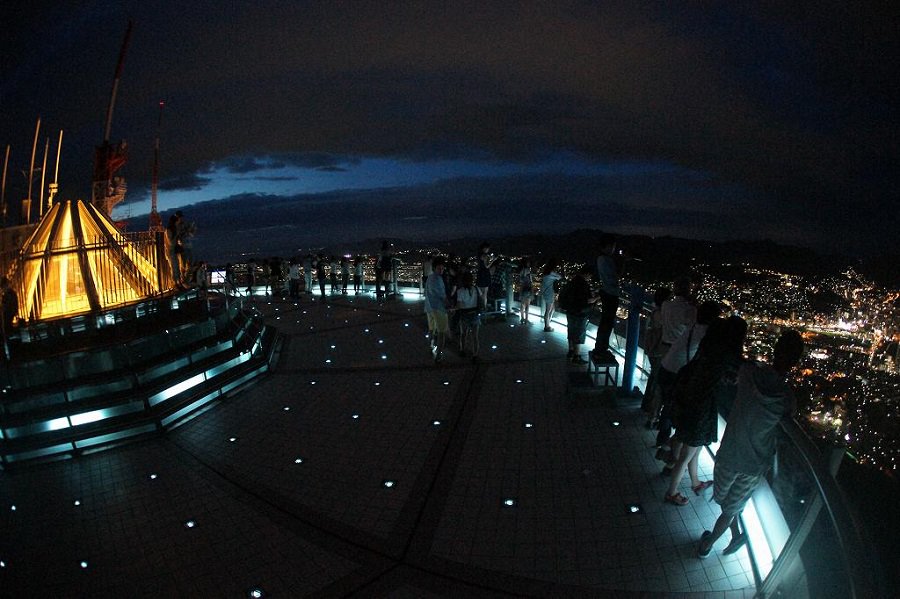 夜景をより楽しむ工夫が施された展望台