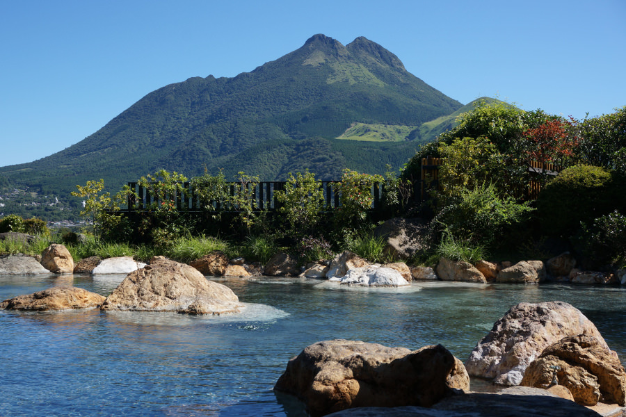 「山のホテル夢想園」の露天風呂。まさに絶景の一言だ