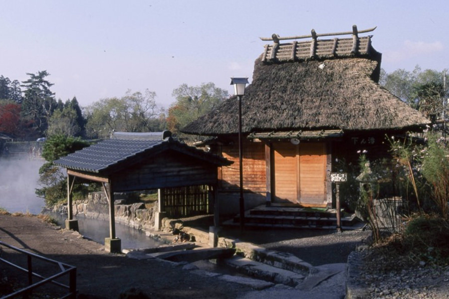 金鱗湖の畔に立つかやぶき屋根の湯小屋「下ん湯」