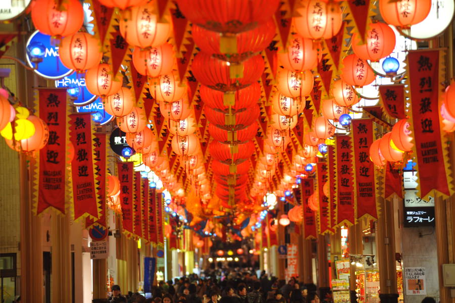 夜には色鮮やかなランタンの灯りが際立って美しい