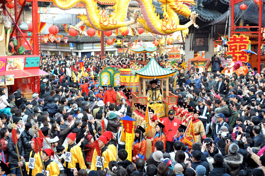 豪華な中国衣装を身にまとって行なう皇帝パレード