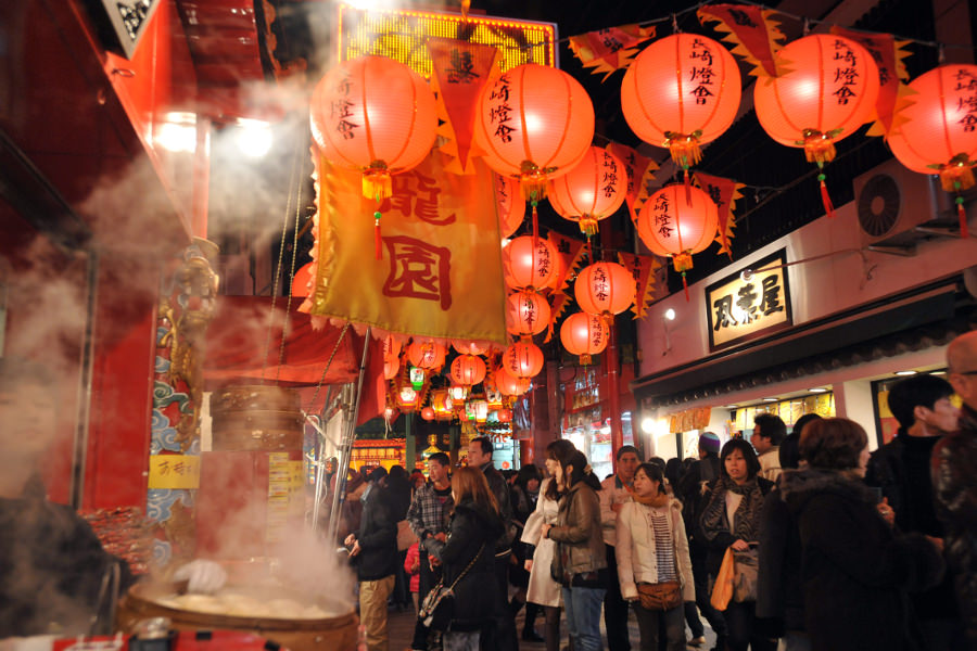 屋台から煙る湯気が食欲をそそる
