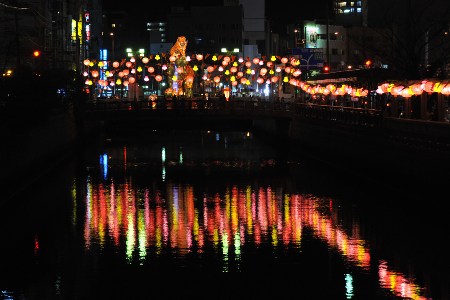 川面に映ったランタンのあかり
