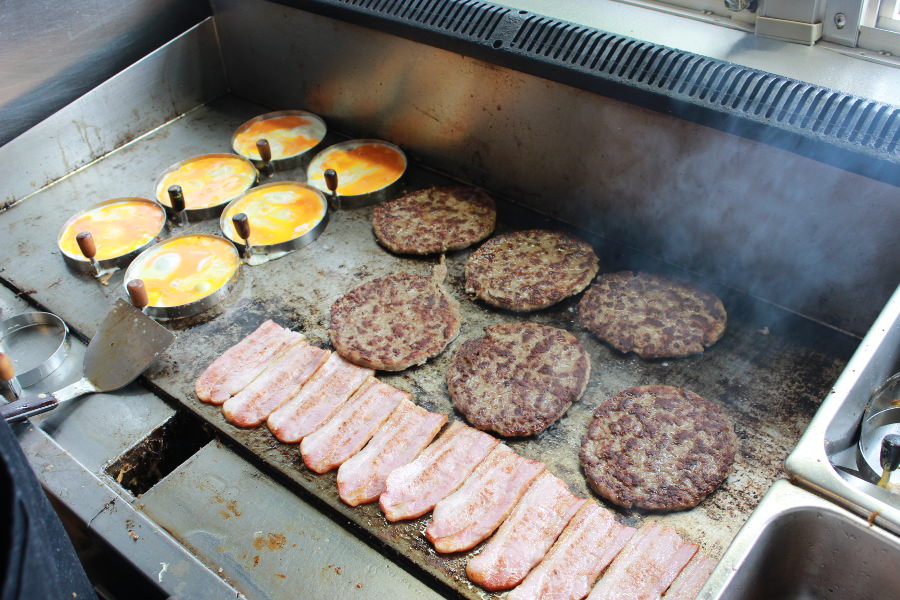鉄板で火を通し、バンズの上に重ねていく