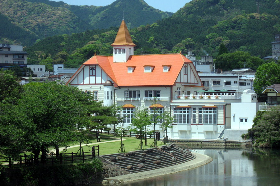 とんがり屋根の「シーボルトの湯」は嬉野温泉のシンボル