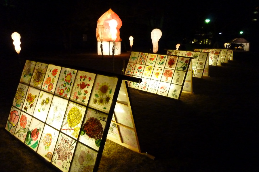 夜の温泉街を風情たっぷりに照らす「あったかまつり」