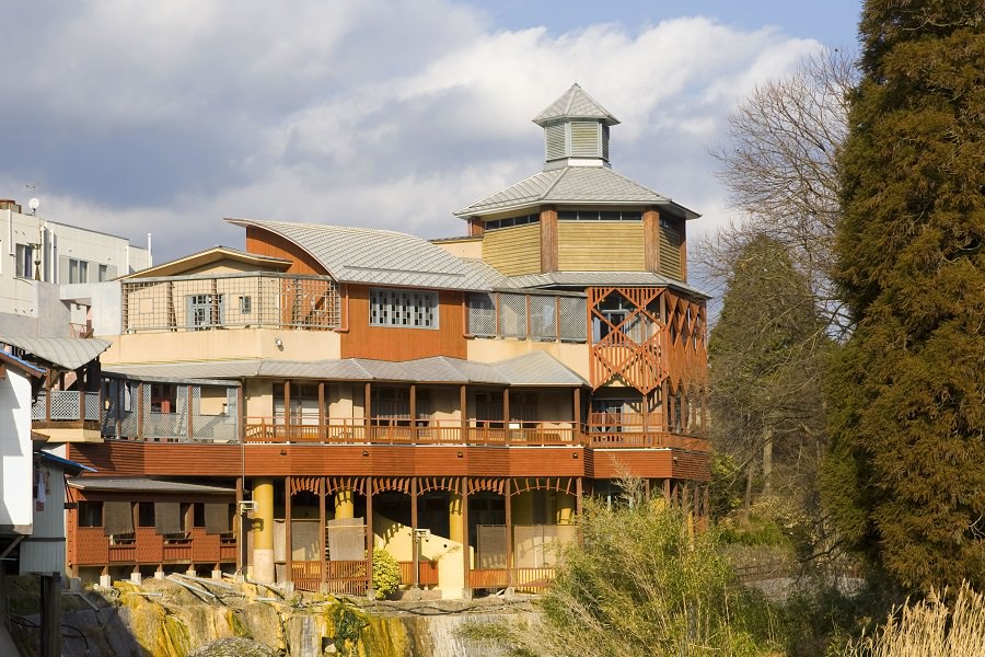 ドイツの建築様式を取り入れた個性的な建物「御前湯」