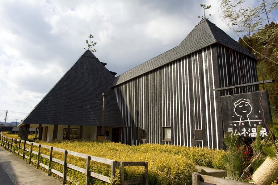 モダンな外観の「ラムネ温泉」