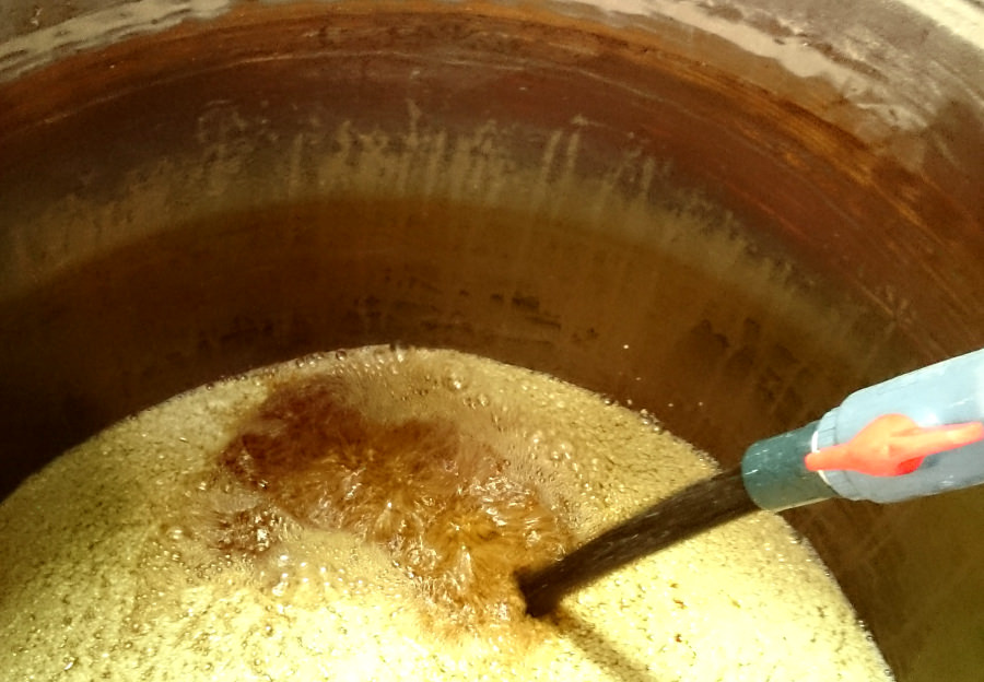 黒糖を使ったかめ仕込みの様子。奄美市の富田酒造場にて