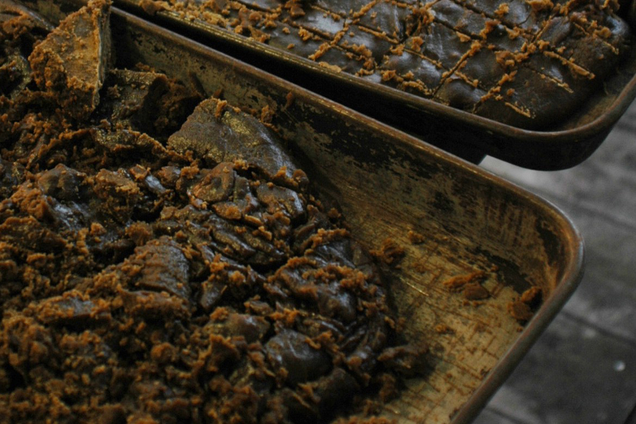 サトウキビの搾り汁を釜で煮詰めて作る黒糖