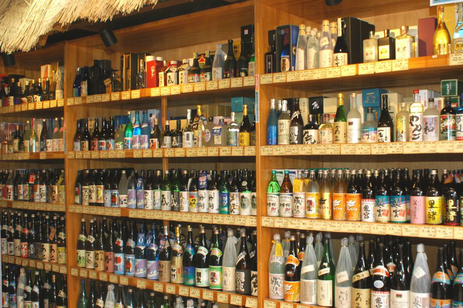 「前川酒店」店内にずらりと並ぶ黒糖焼酎