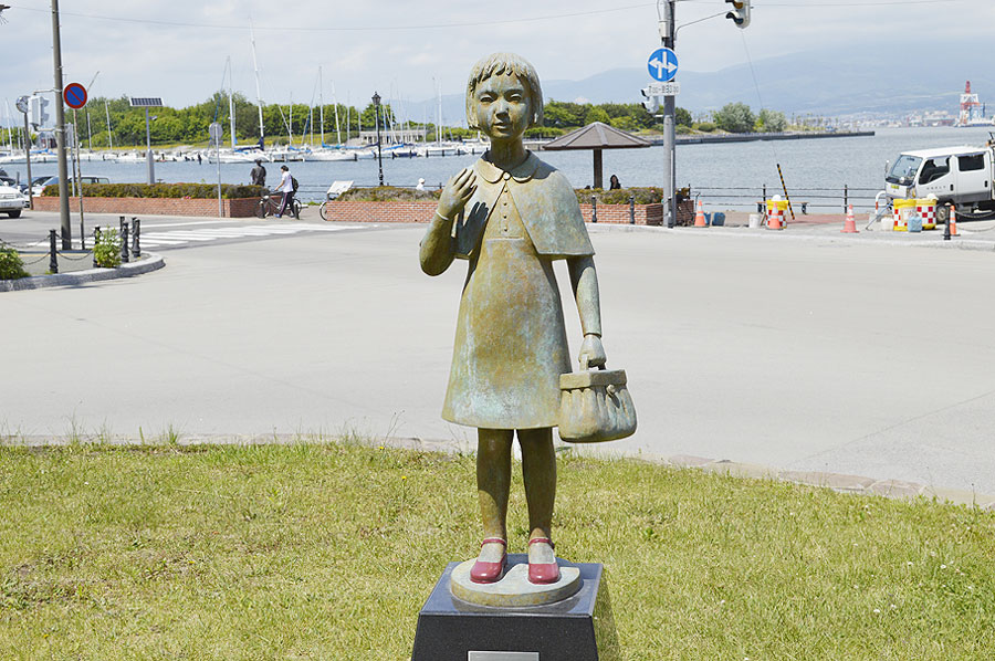 赤い靴の少女の像の横には童謡「赤い靴」の歌碑も