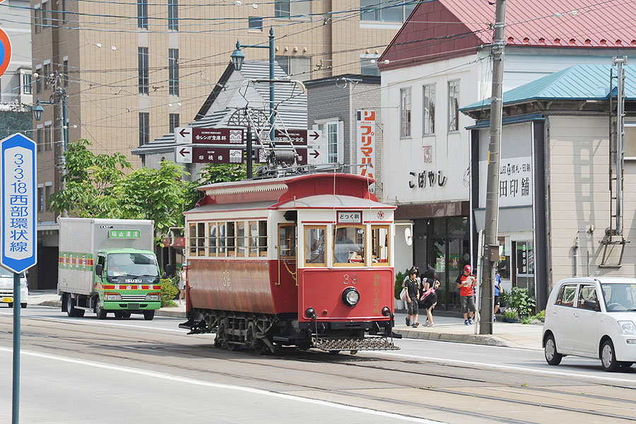 大正時代の車両を復元した函館市電「箱館ハイカラ號」
