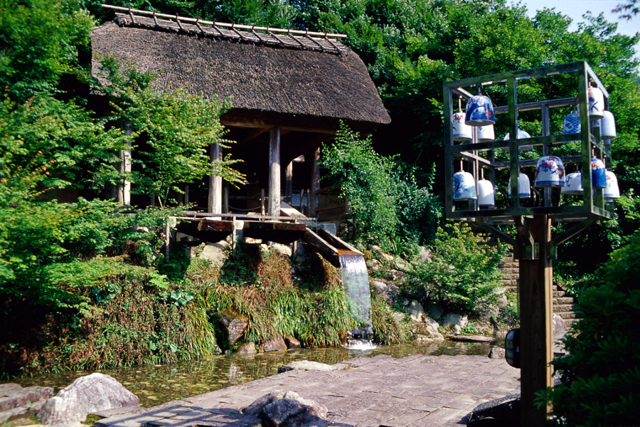 美しい音が響く「めおとしの塔」と水の力を利用した「唐臼小屋」