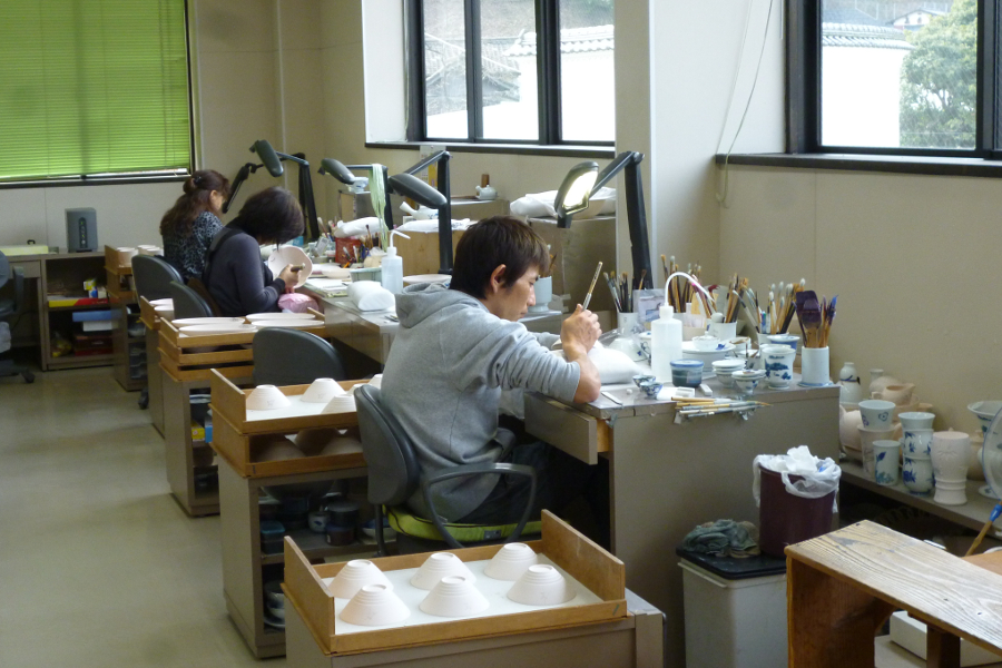 窯元では職人たちの作業風景を見学できる場合も