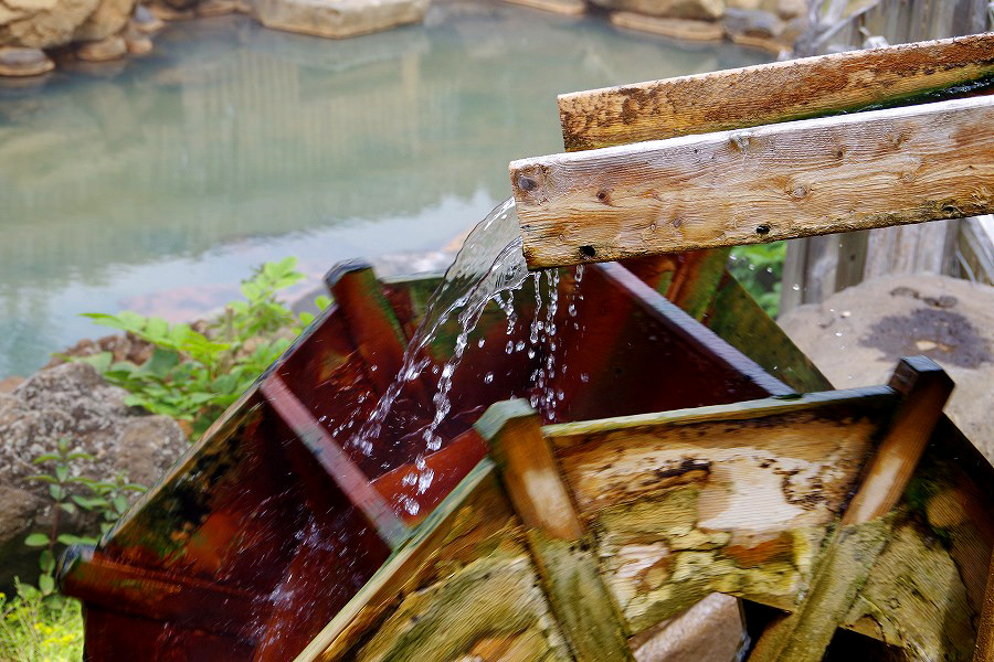 温泉職人と水車