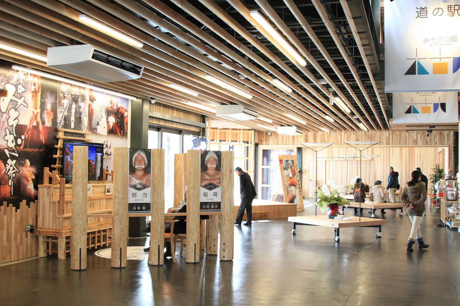 伝統神事・寒中みそぎ祭りの映像を見ながら、道の駅でひと休み