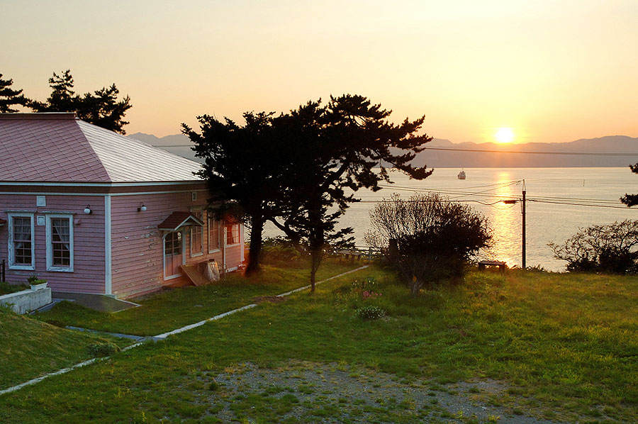 夕日が海面を照らし辺りがオレンジ色に染まる