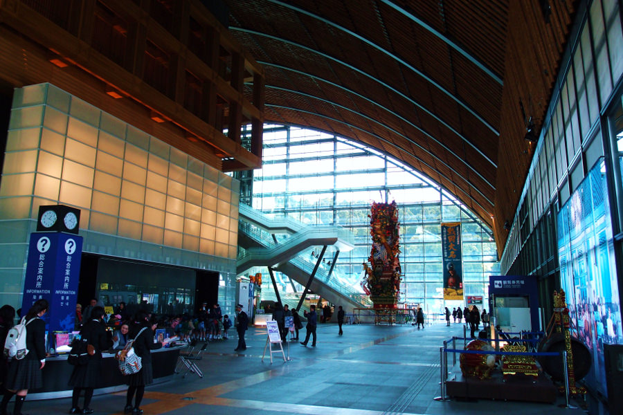 メインエントランスの天井は、約4000本の丸太を組みあげて