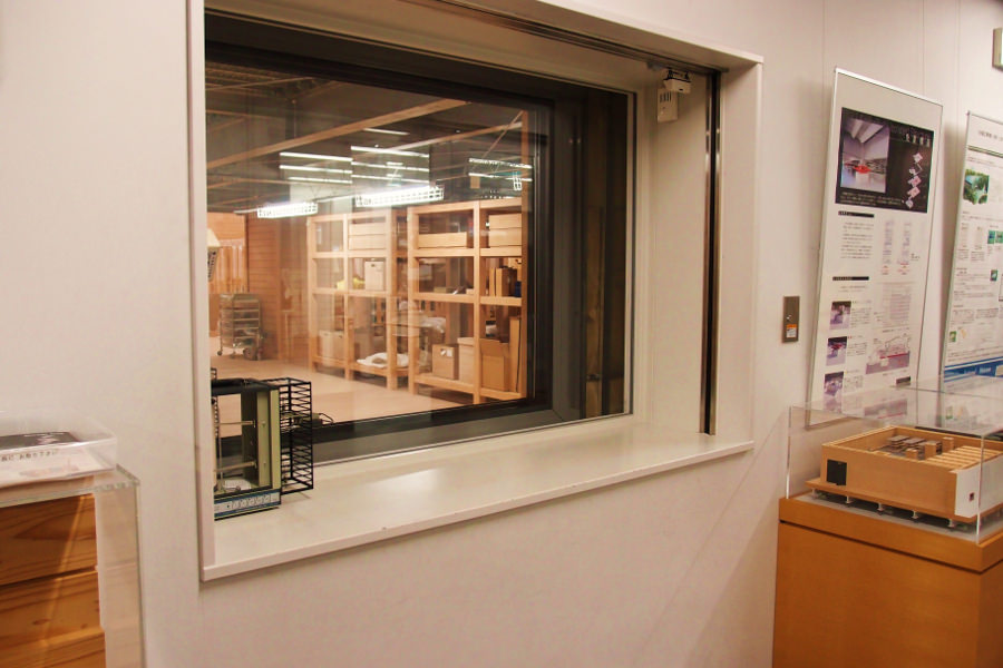 窓の向こうに見えるのは、温度・湿度が厳密に管理された収蔵庫