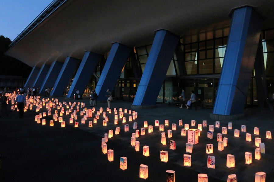 「太宰府　古都の光」。博物館前には地域児童の手作りの灯明が