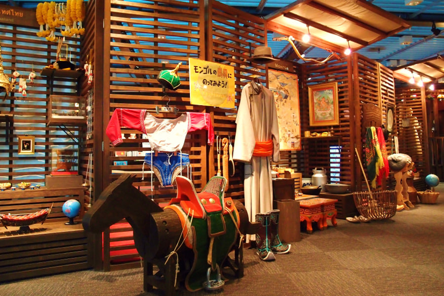 『あじっぱ』の一角。手前に見えているのはモンゴルのコーナー