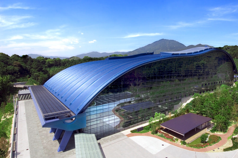 印象的な流線形の屋根は、玄界灘の波をイメージしたデザイン 