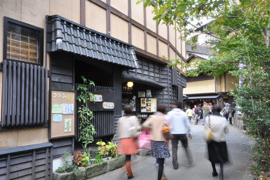 温泉街の中心部。路地を散策する宿泊客たち