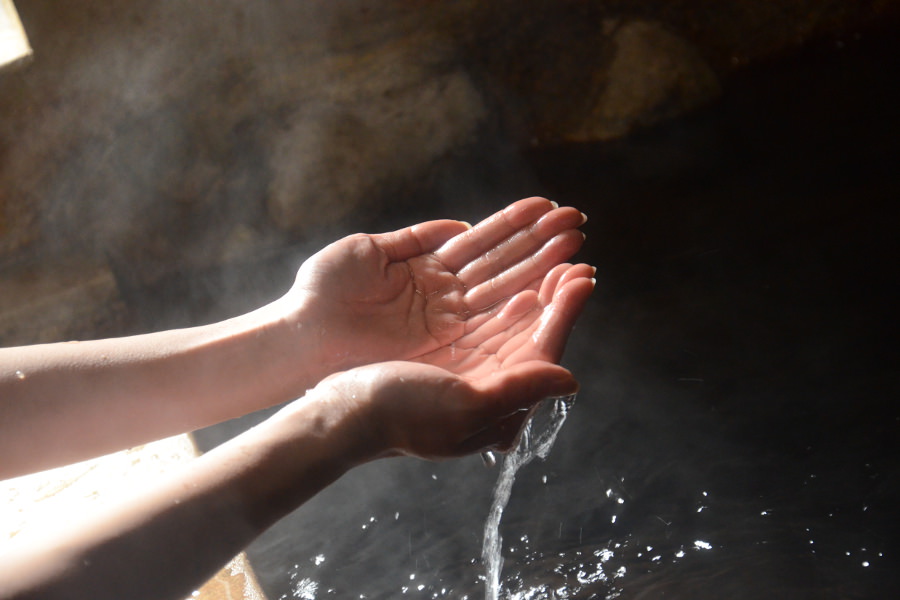 塩化物泉や硫黄泉などの泉質が楽しめる