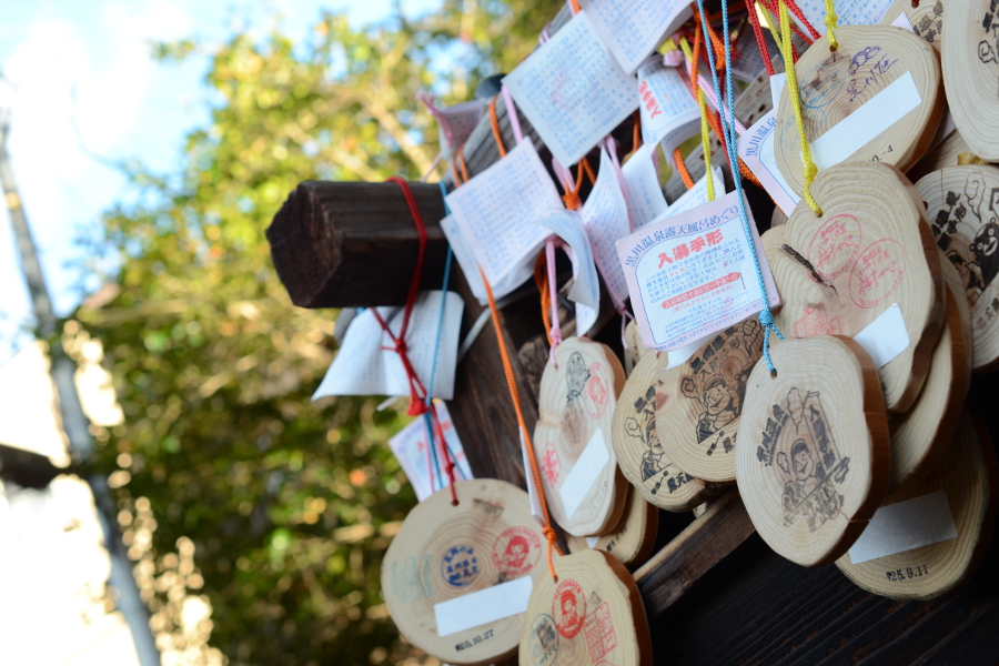 地蔵堂にかかる入湯手形（黒川温泉）