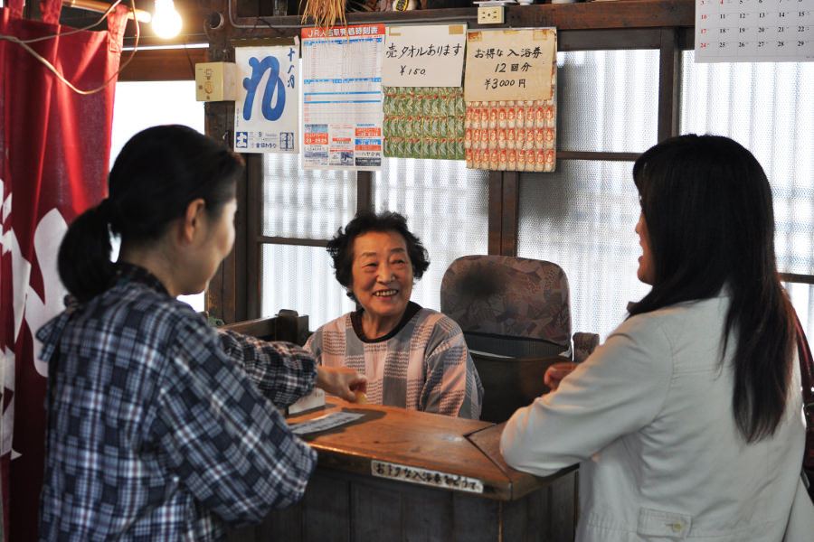 あふれる湯に身を浸し、人吉の人情を体感
