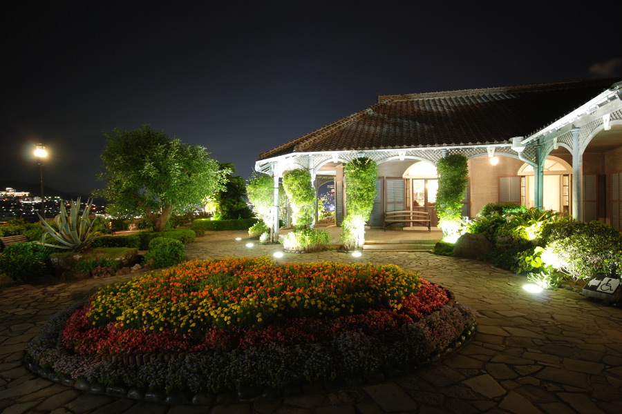 夜間開放期間には旧グラバー住宅がライトアップされる