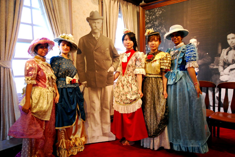 レトロな洋装をまとって園内を散策