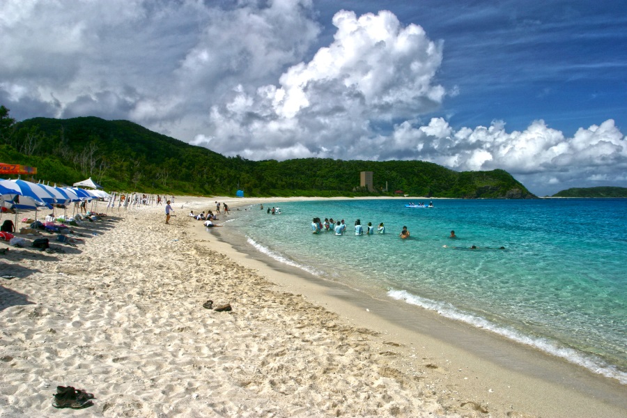 子どもたちの歓声が響きわたる夏の「古座間味ビーチ」